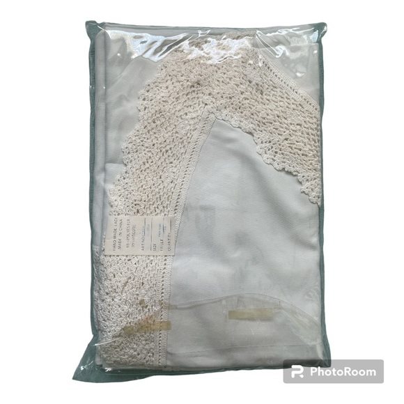 •Splendor Lace-Edged Tablecloth - Picture 2 of 4